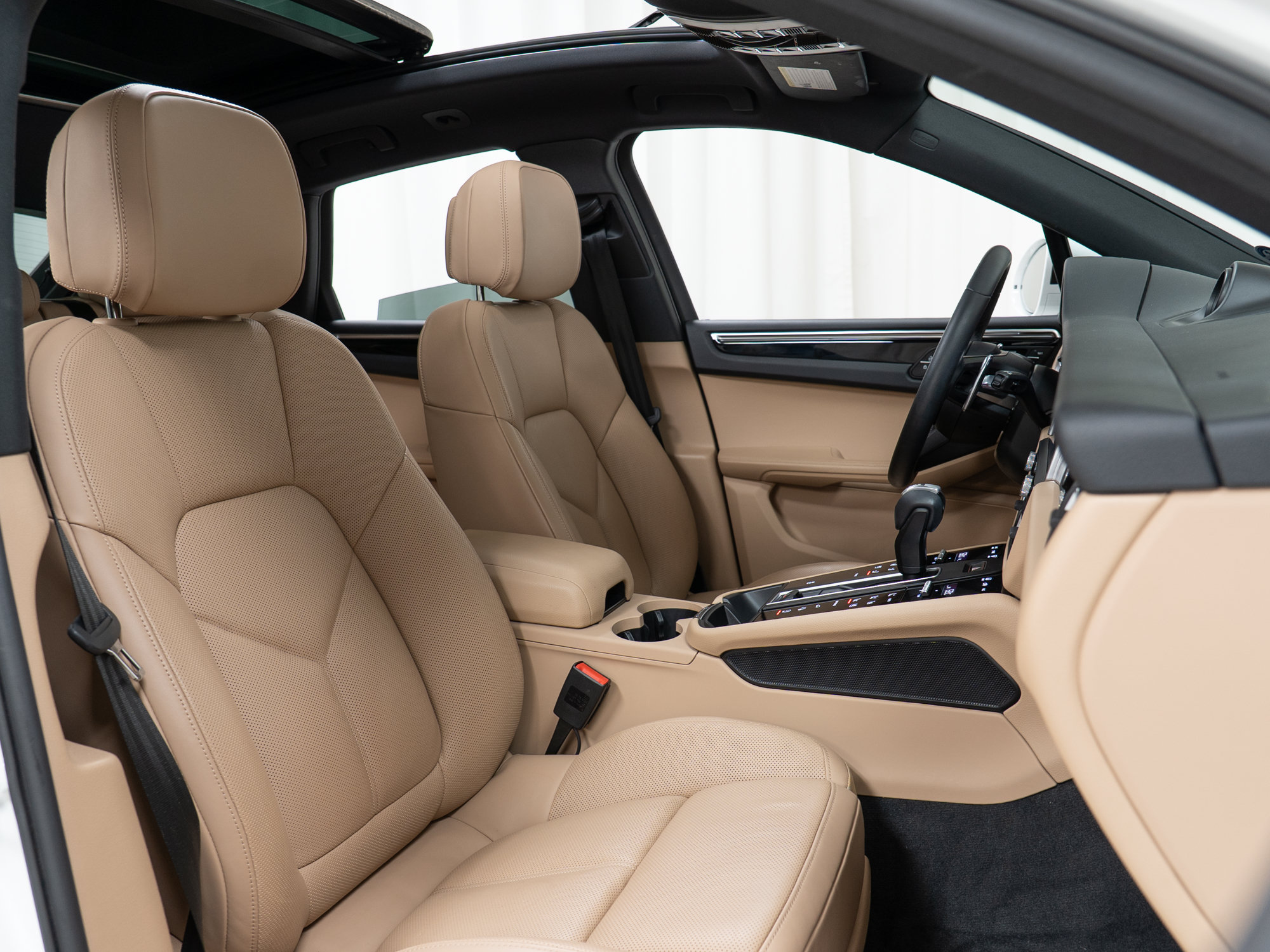 Certified 2022 Porsche Macan AWD/4WD image 25