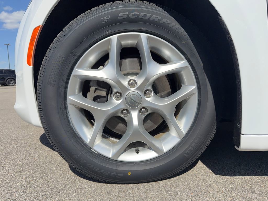 Used 2017 Chrysler Pacifica Touring Plus w/ Tire & Wheel Group FWD image 42