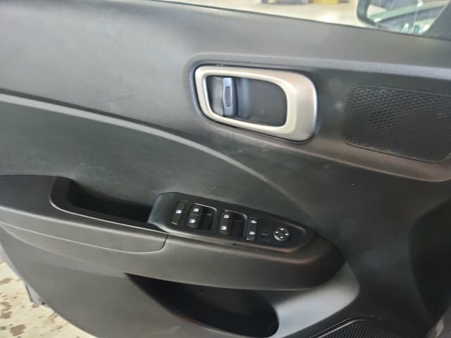 Used 2020 Hyundai Venue SEL w/ Convenience + Premium Package image 18