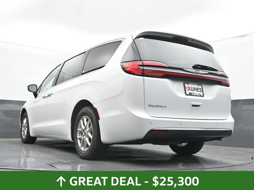 Used 2025 Chrysler Pacifica Select FWD image 49