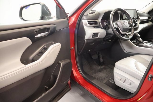 Used 2022 Toyota Highlander XLE AWD/4WD image 9
