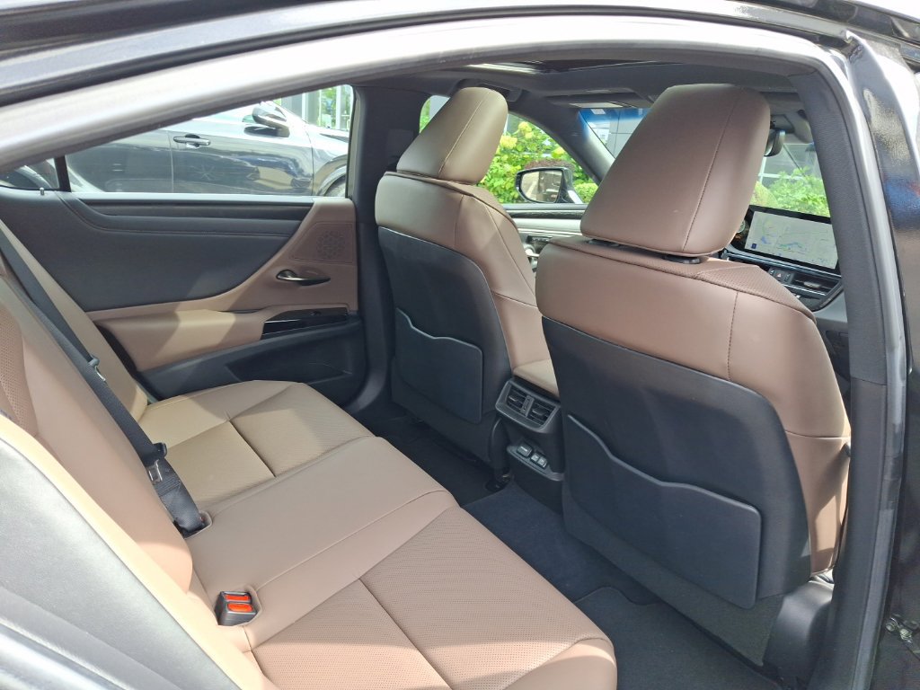 Used 2024 Lexus ES 350 w/ Premium Package FWD image 5