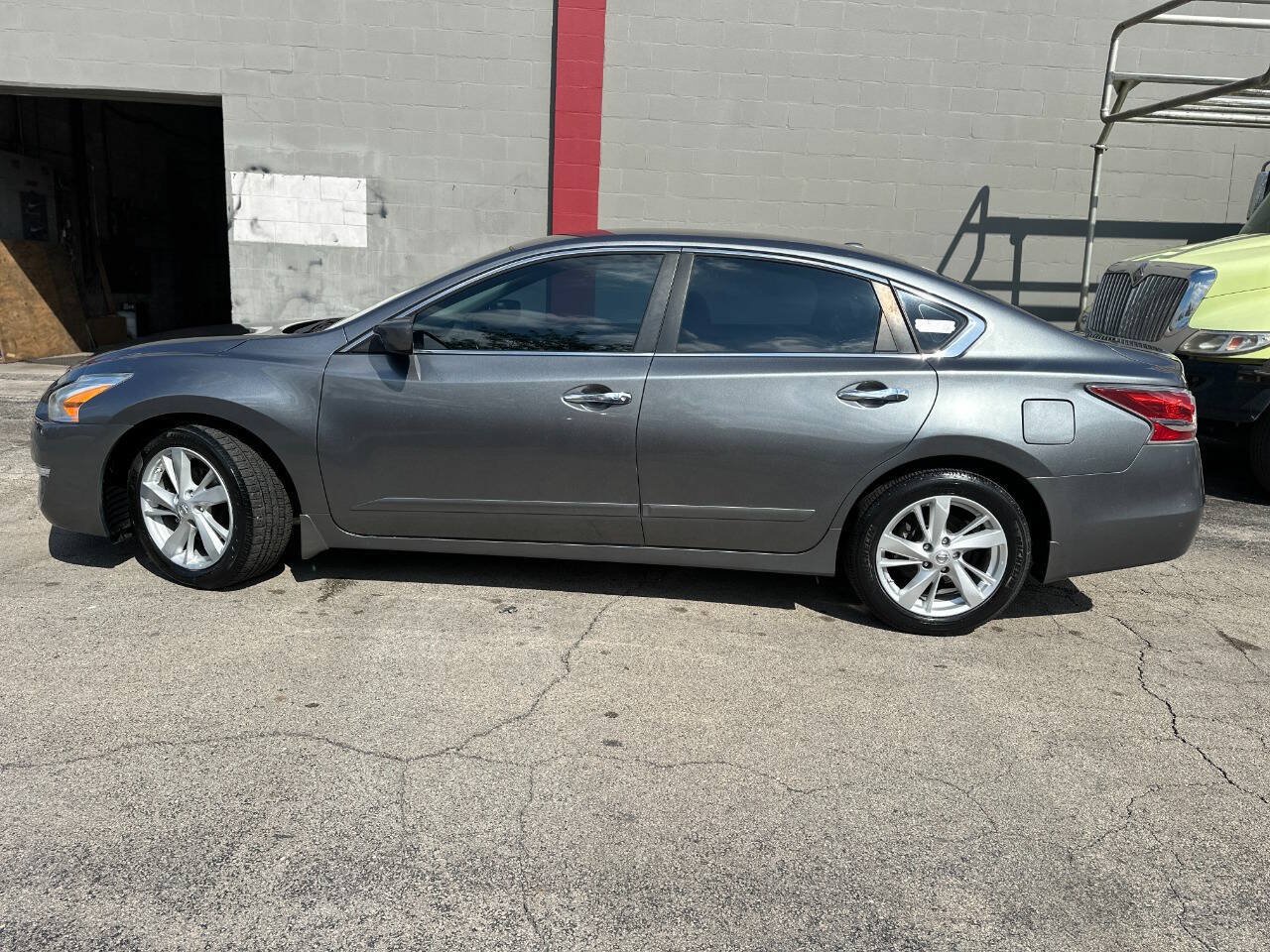 Used 2014 Nissan Altima 2.5 SV FWD image 2