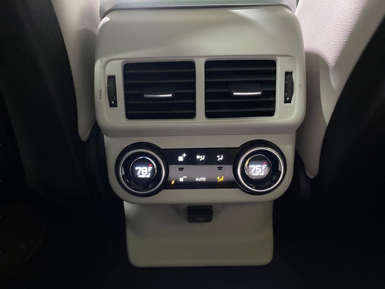 Used 2018 Land Rover Range Rover Velar R-Dynamic SE image 7