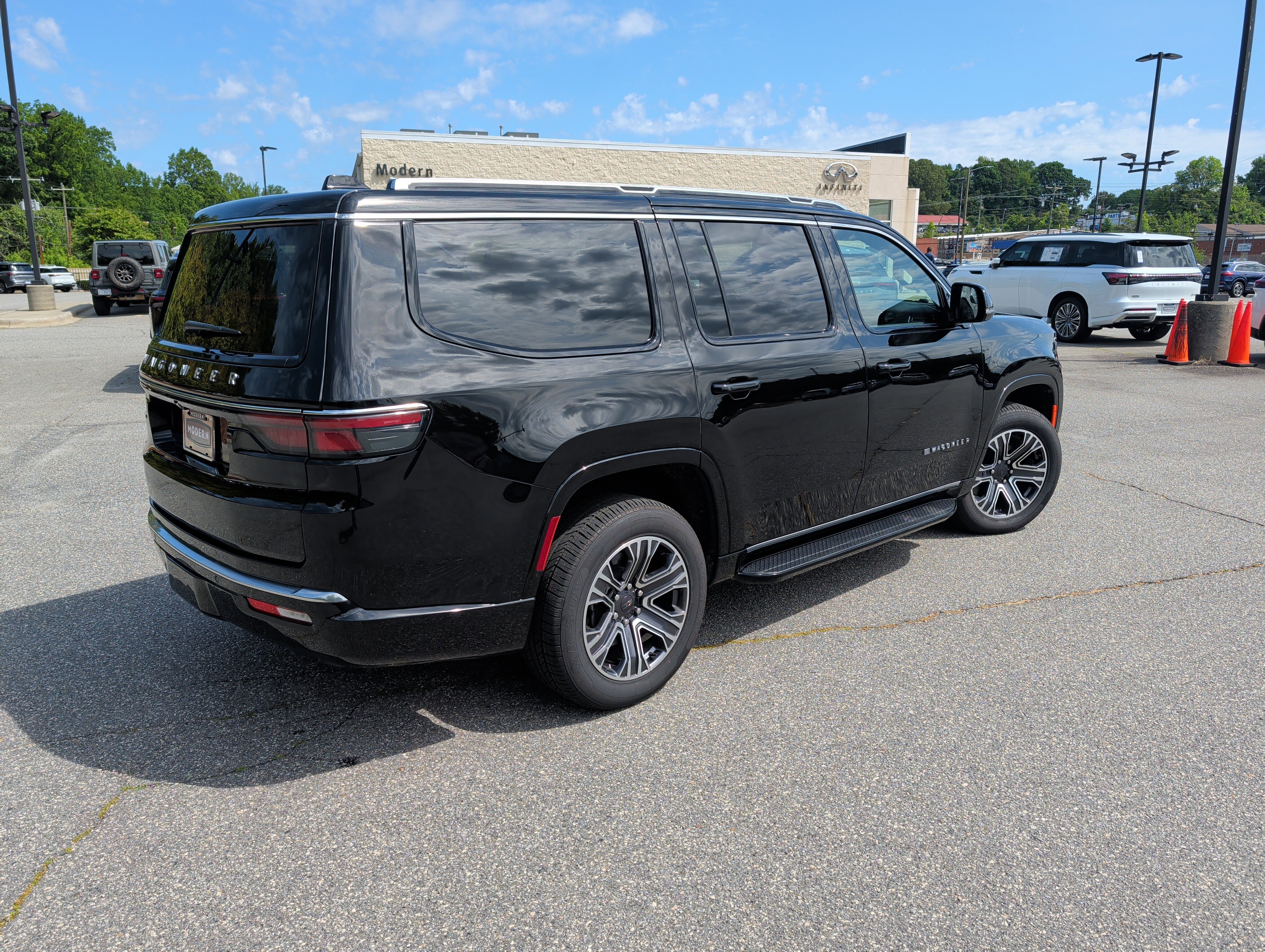 Used 2024 Jeep Wagoneer 4WD w/ Premium Group I image 4