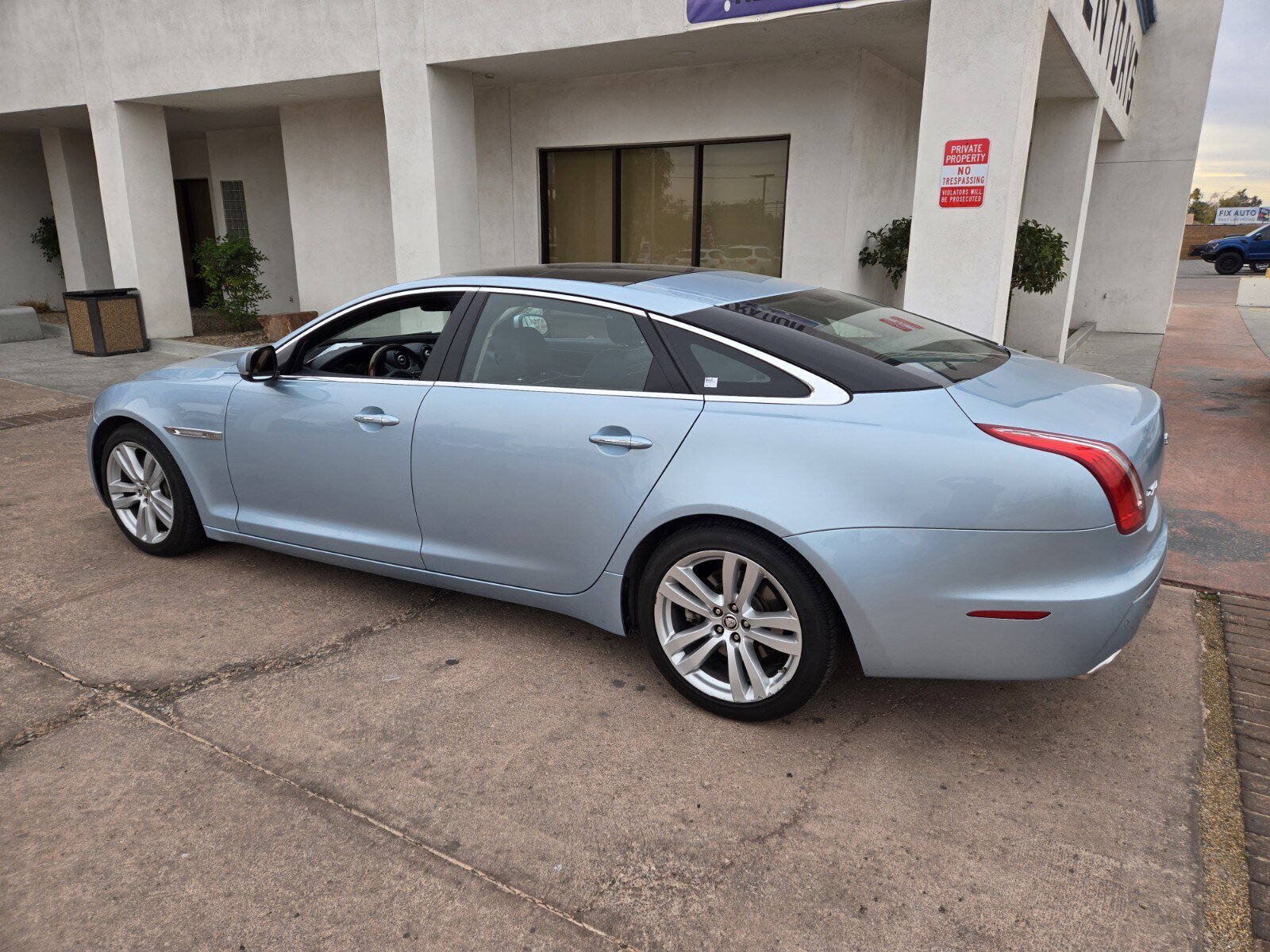 Used 2011 Jaguar XJ L image 3