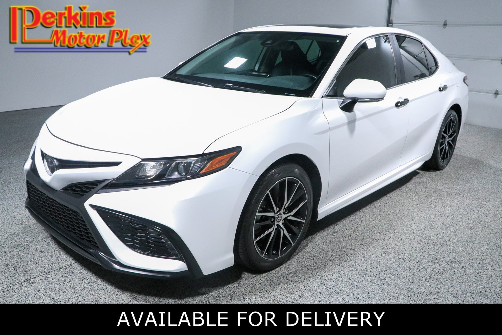 Used 2022 Toyota Camry SE FWD image 1