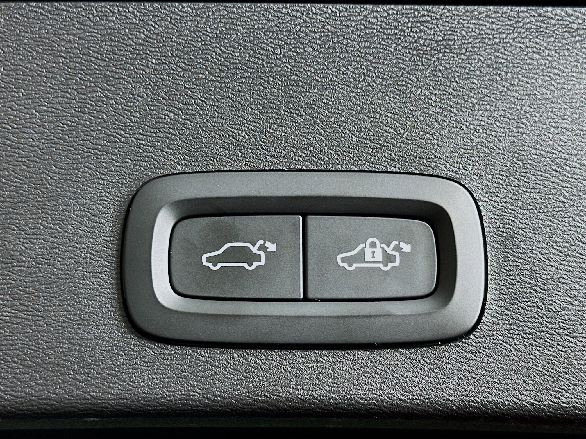 Used 2025 Volvo XC40 B5 Plus image 31