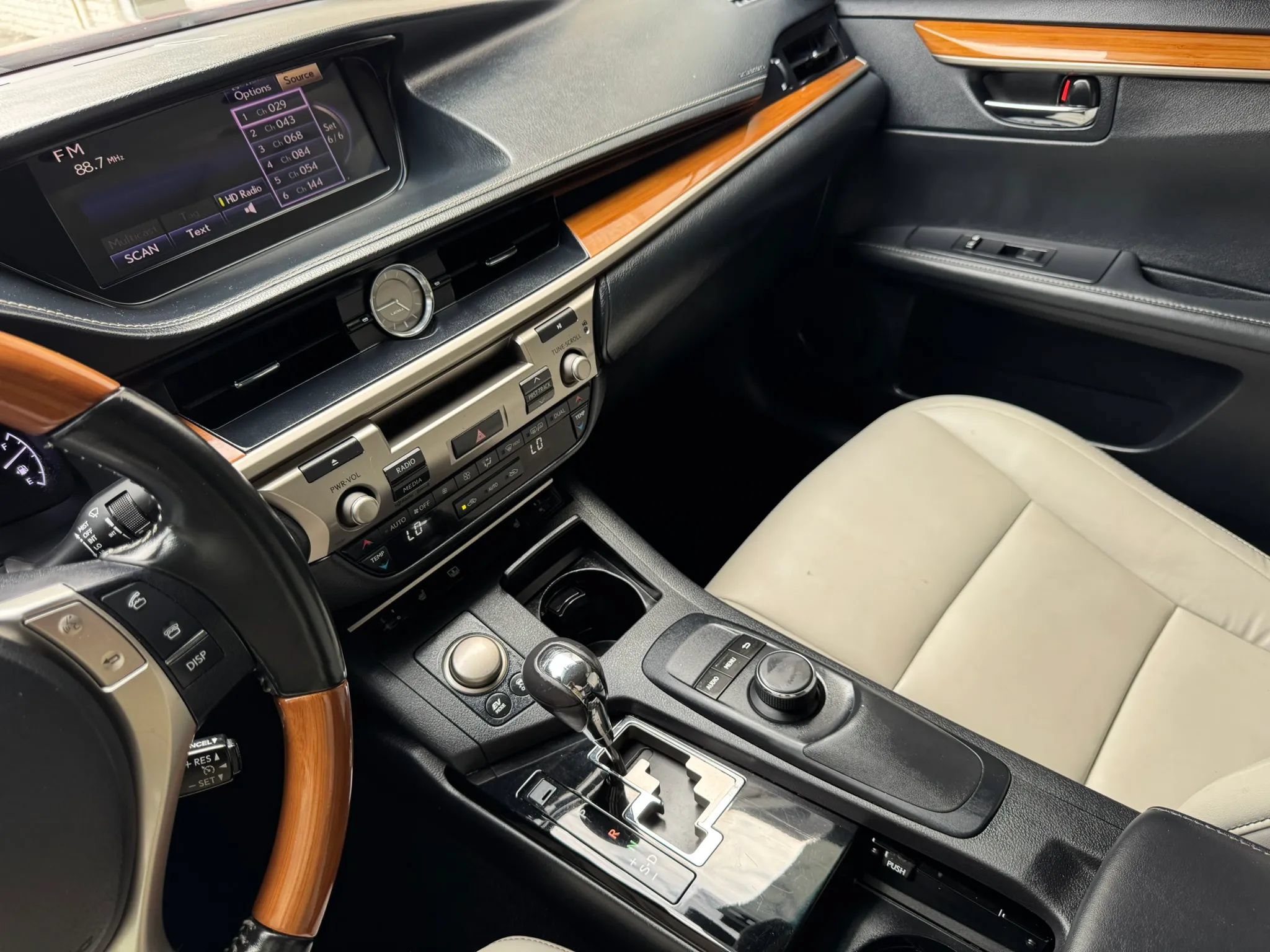 Used 2013 Lexus ES 300h w/ Premium Pkg FWD image 34