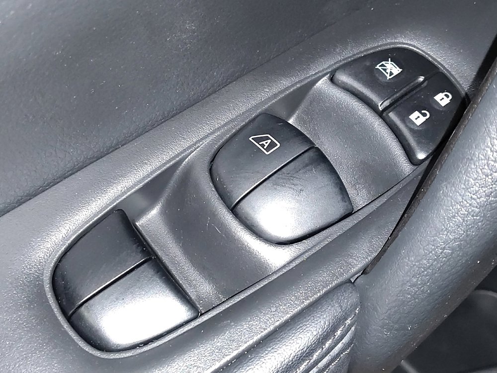 Used 2018 Nissan Rogue SV w/ Premium Package FWD image 27