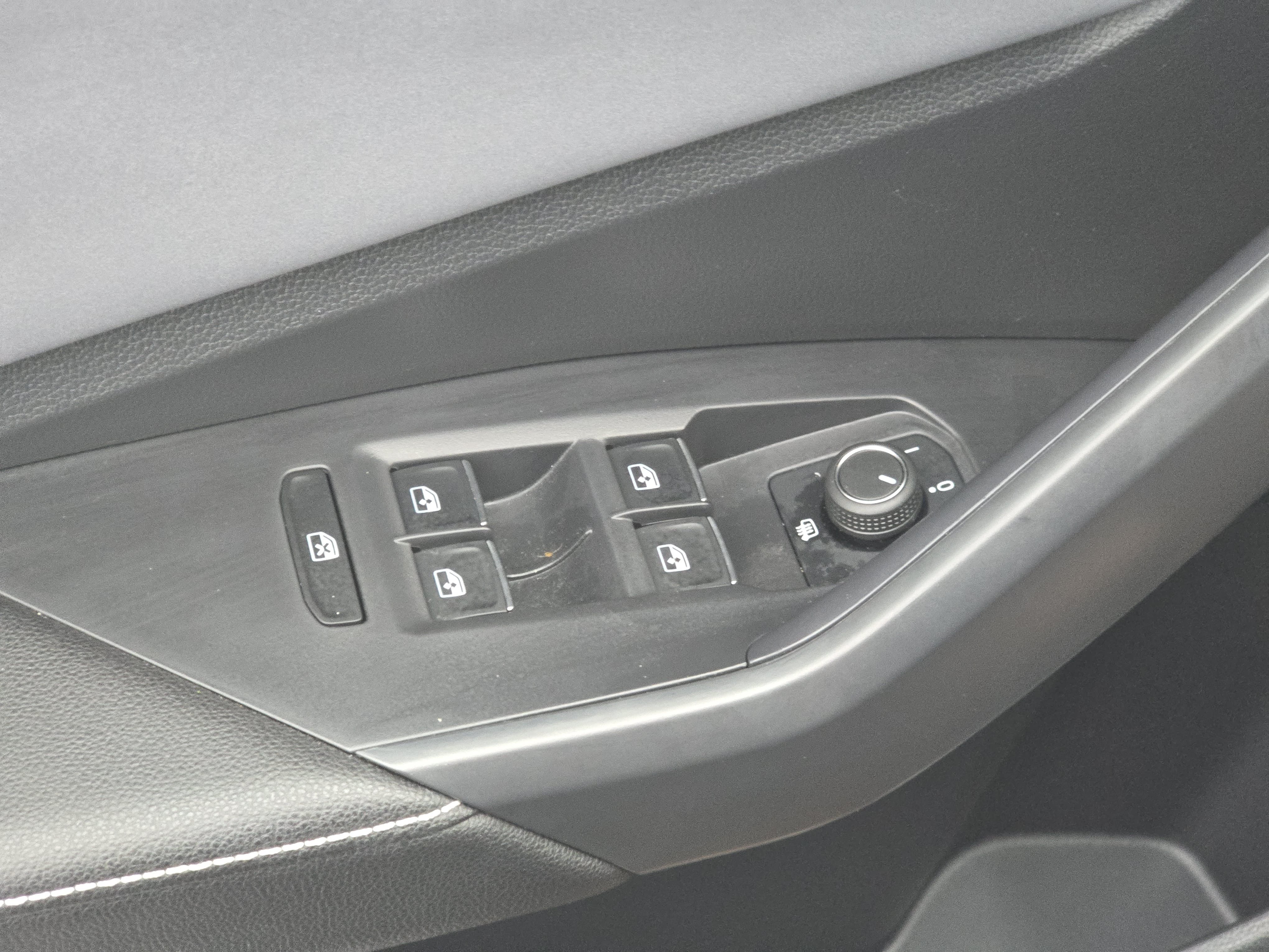 Certified 2025 Volkswagen Jetta SE FWD image 28