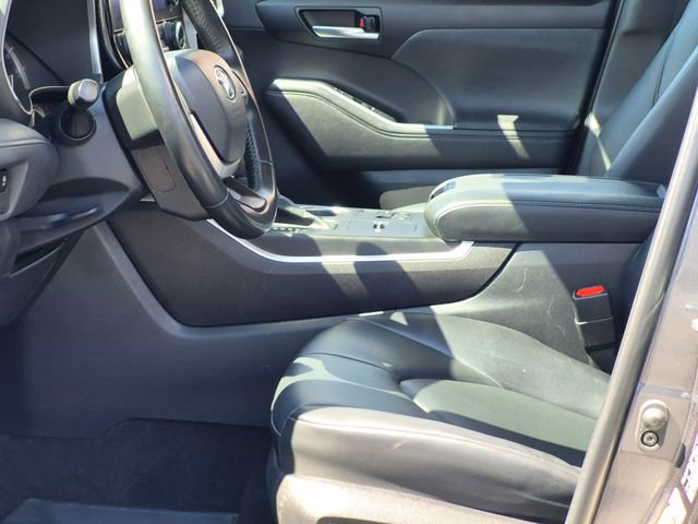 Used 2023 Toyota Highlander XLE image 16