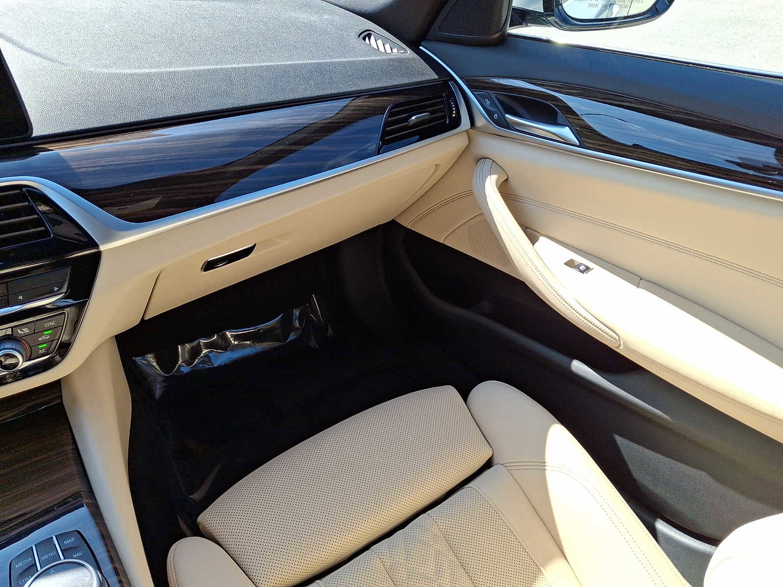 Used 2022 BMW 540i xDrive w/ Convenience Package image 21
