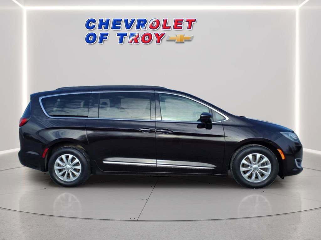 Used 2017 Chrysler Pacifica Touring-L image 10