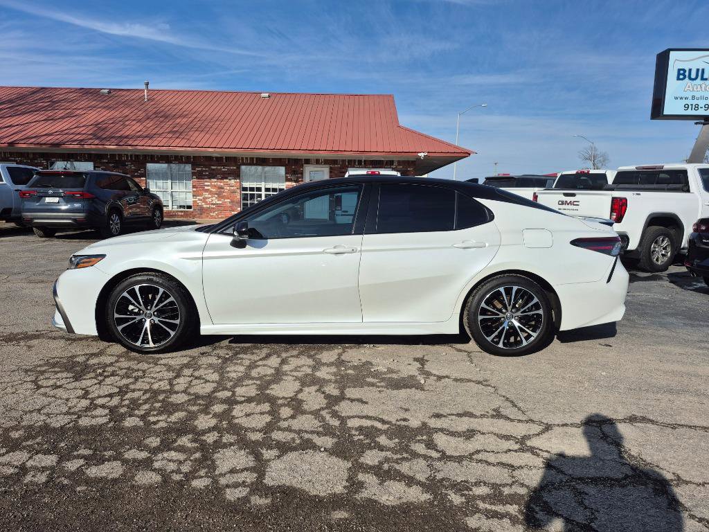 Used 2022 Toyota Camry XSE image 3