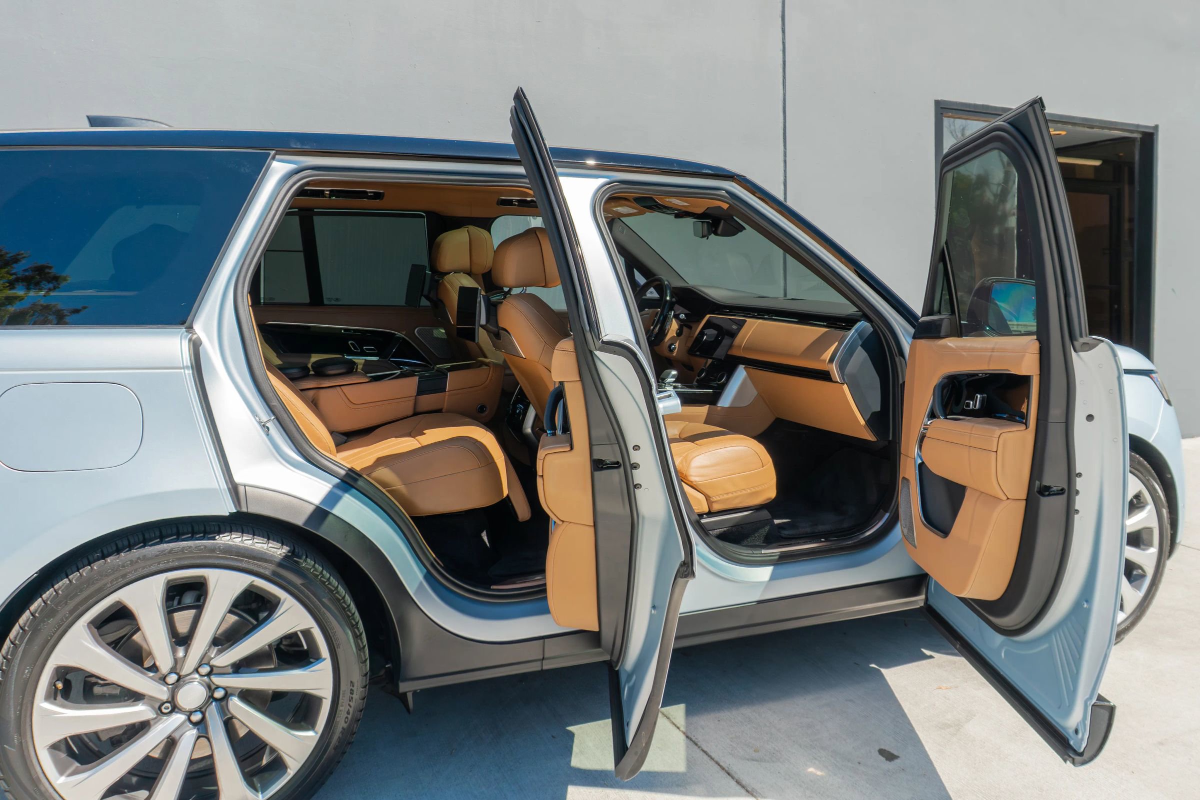 Used 2023 Land Rover Range Rover Autobiography image 58