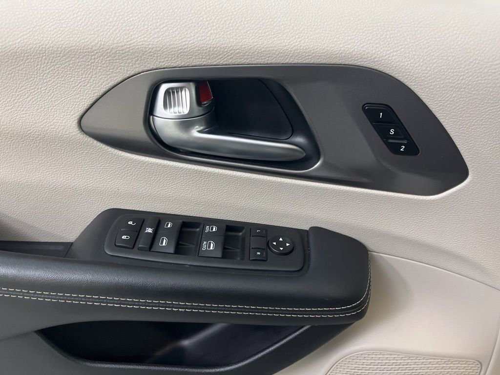 Used 2024 Chrysler Pacifica Touring-L image 51