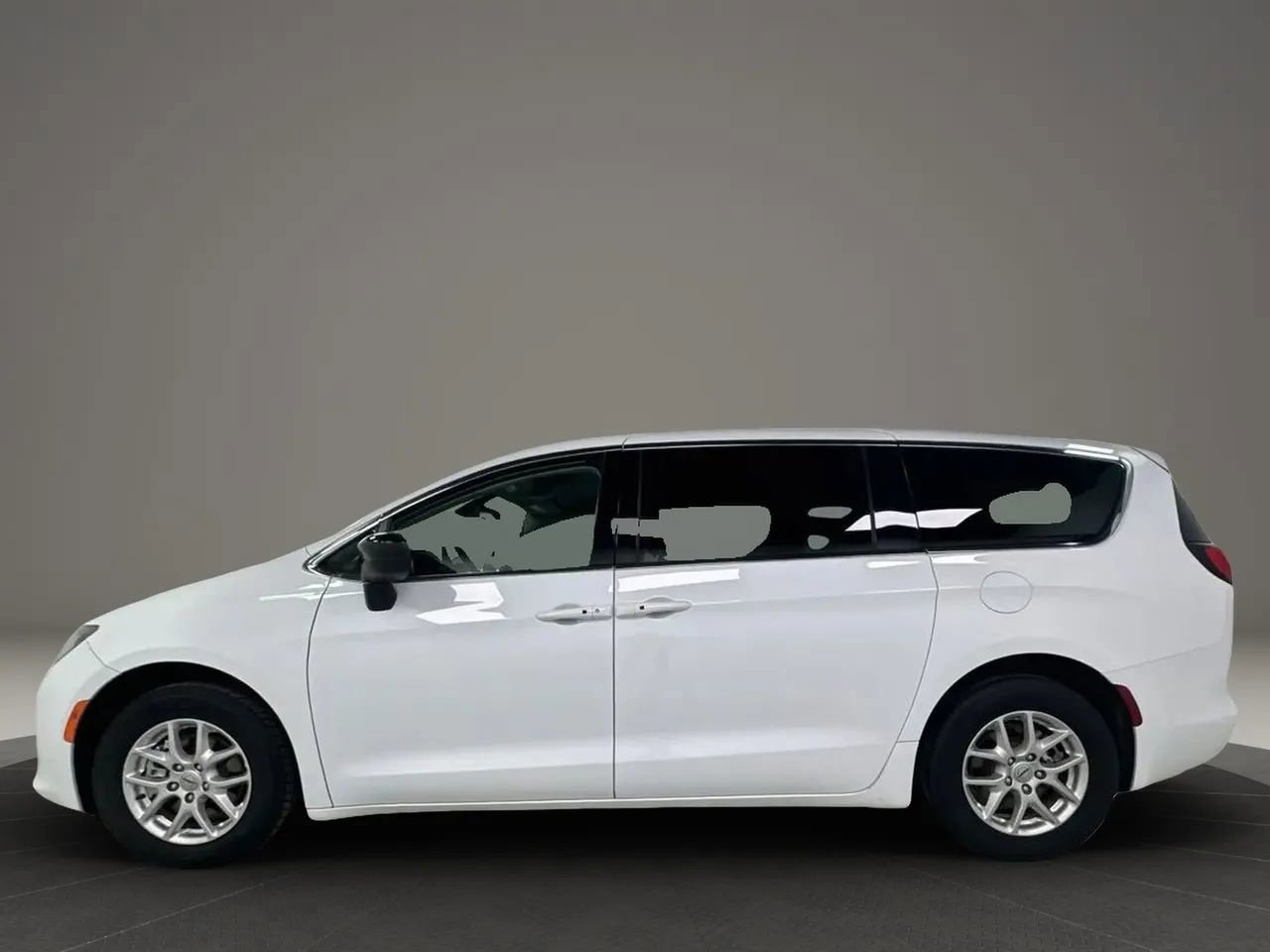 Used 2024 Chrysler Voyager LX image 2