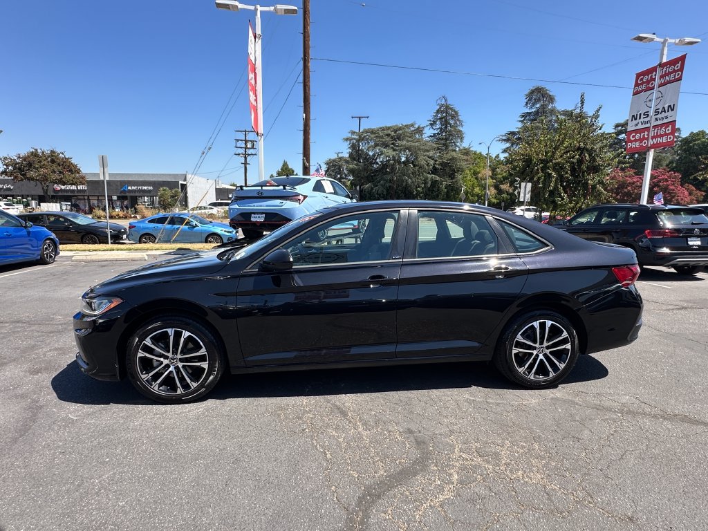 Used 2025 Volkswagen Jetta Sport FWD image 3