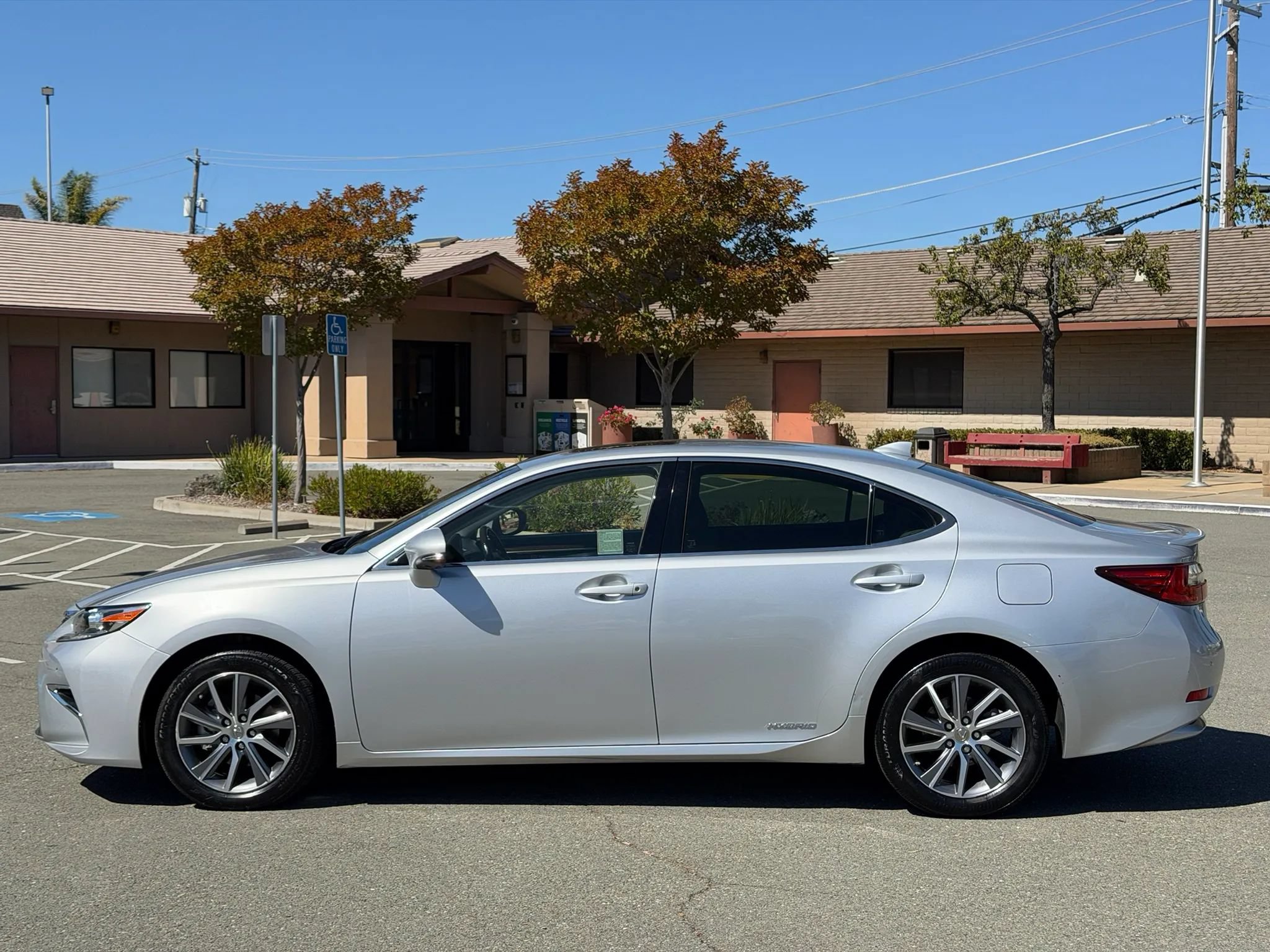 Used 2016 Lexus ES 300h w/ Navigation System Package FWD image 2
