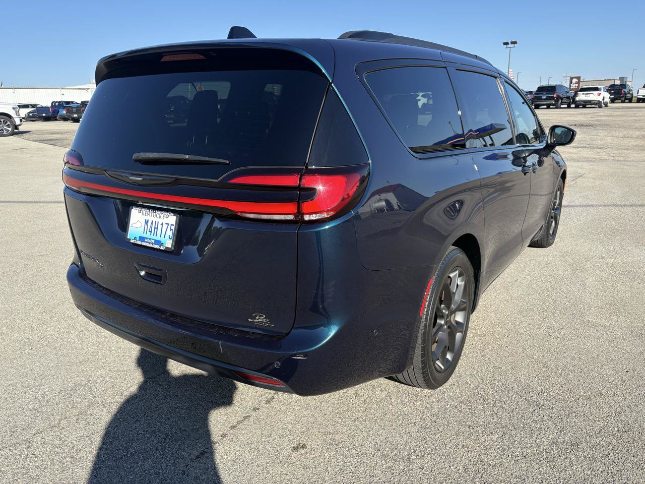 Used 2023 Chrysler Pacifica Touring-L w/ S Appearance Package FWD image 3