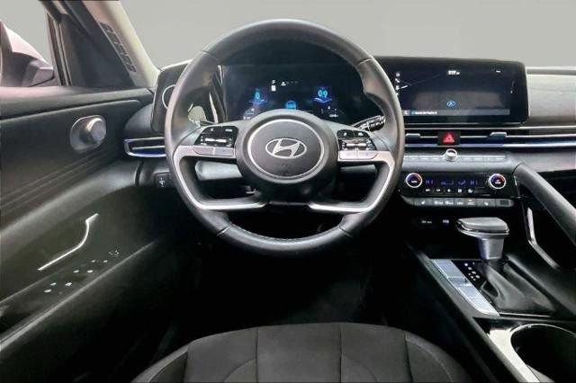 Used 2024 Hyundai Elantra SEL w/ Convenience Package image 3