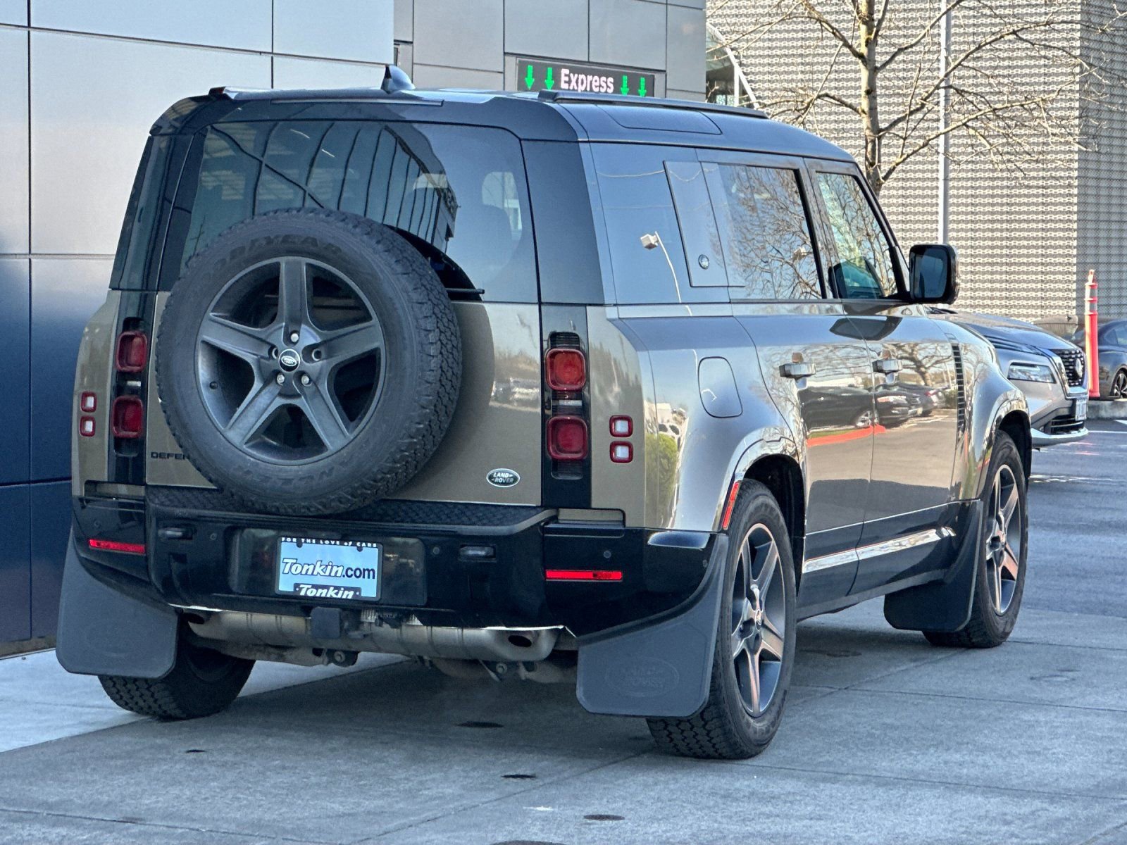 Used 2023 Land Rover Defender 110 X-Dynamic SE image 3