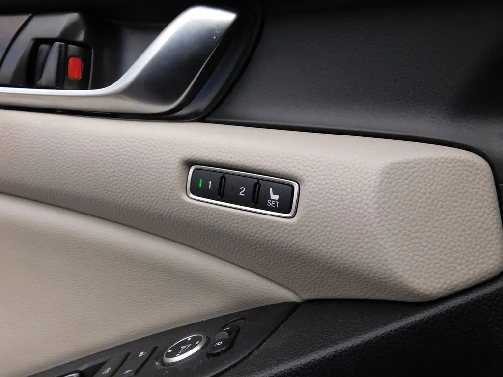 Used 2018 Honda Accord Touring image 20