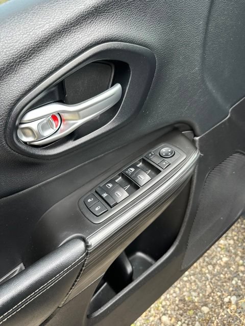Used 2014 Jeep Cherokee Limited w/ Technology Group FWD image 11