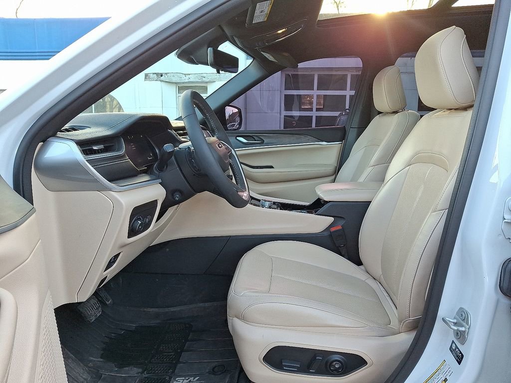 Used 2023 Jeep Grand Cherokee L Limited w/ Luxury Tech Group II image 13