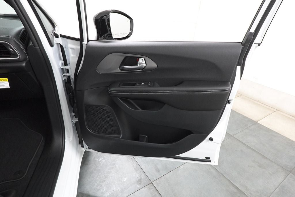 New 2027 Chrysler Pacifica Select FWD image 27
