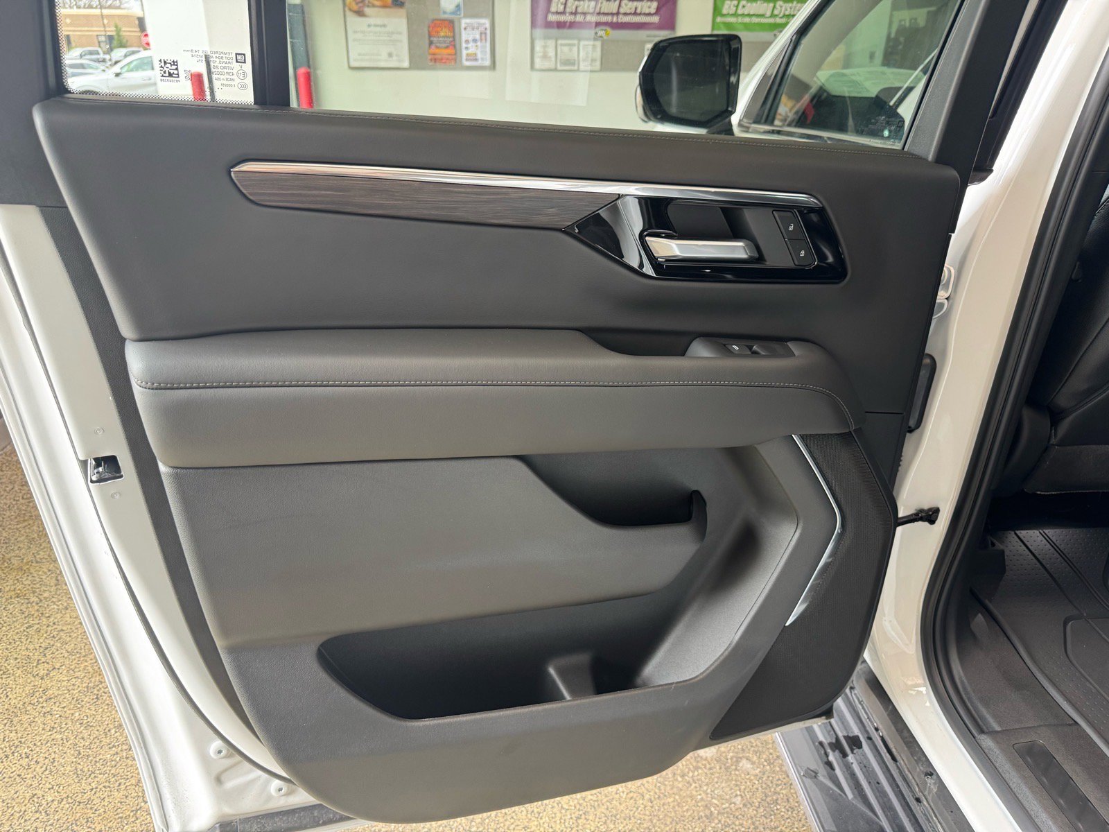 Used 2025 Chevrolet Suburban LS image 11