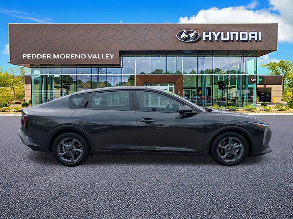 Used 2025 Kia K4 LXS image 2