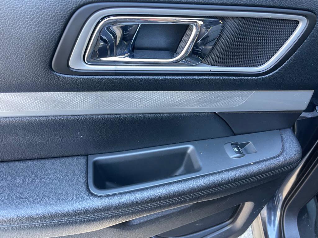 Used 2017 Ford Explorer XLT w/ Equipment Group 201A AWD/4WD image 28