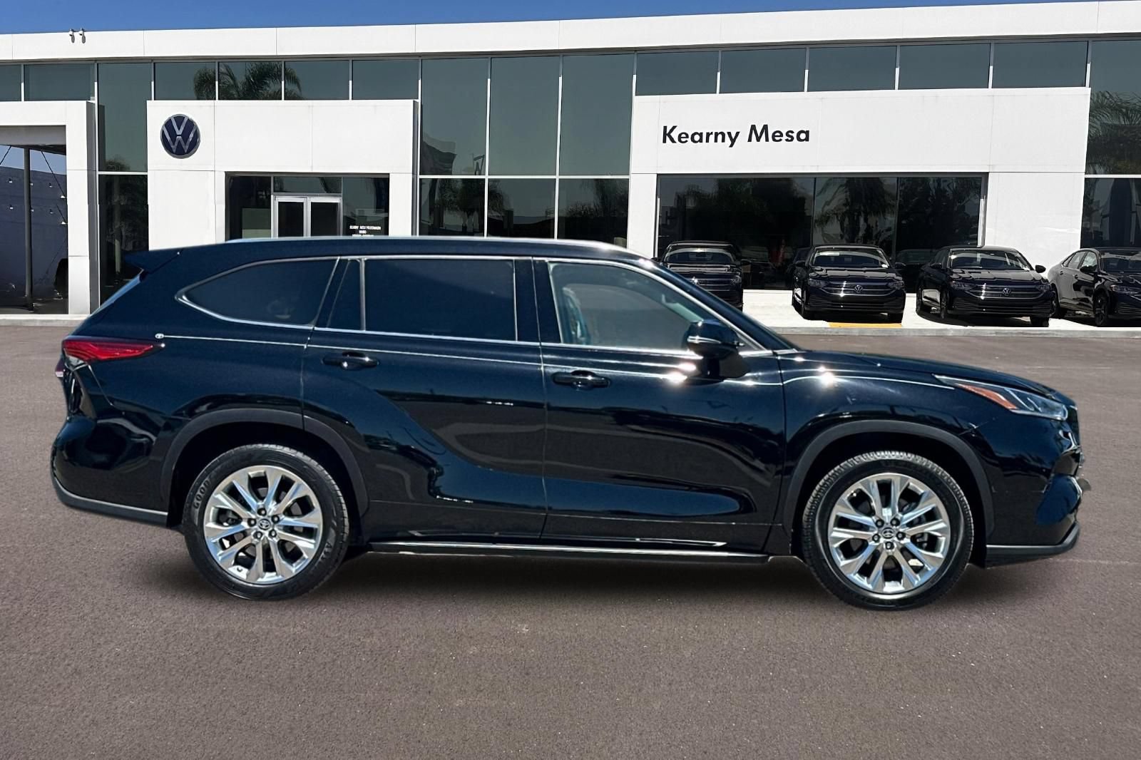 Used 2020 Toyota Highlander Limited FWD image 3