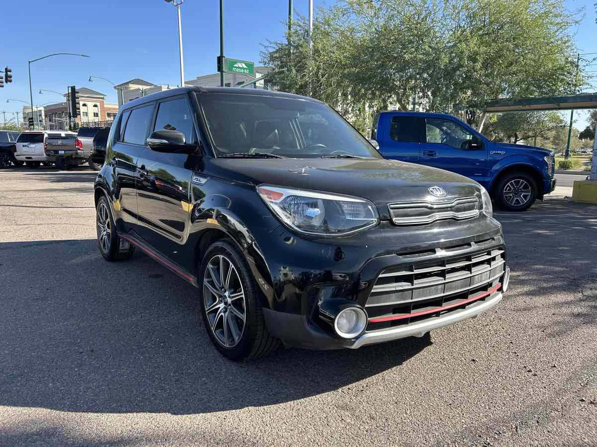 Used 2017 Kia Soul ! FWD image 3