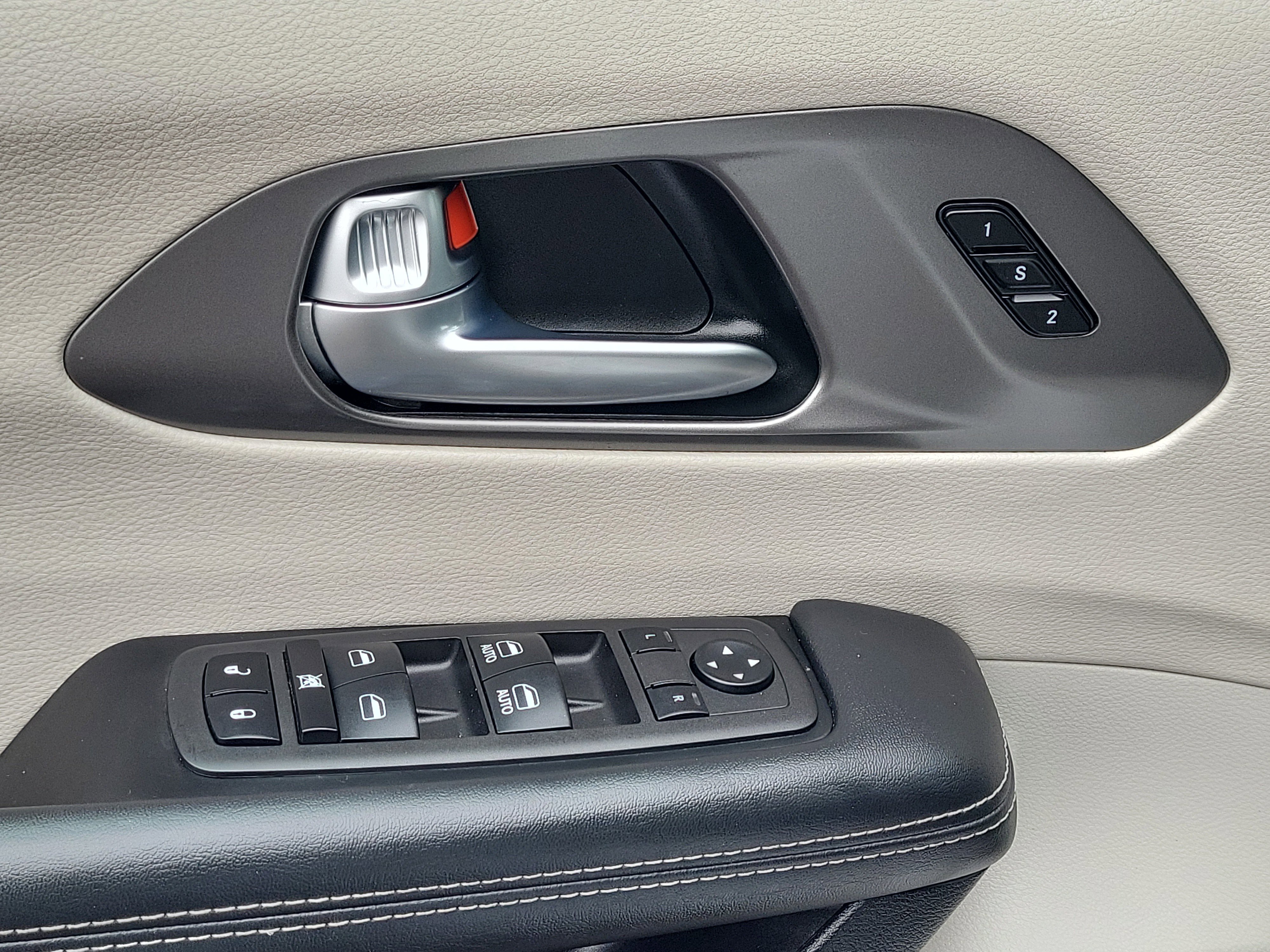 Used 2024 Chrysler Pacifica Touring-L image 19