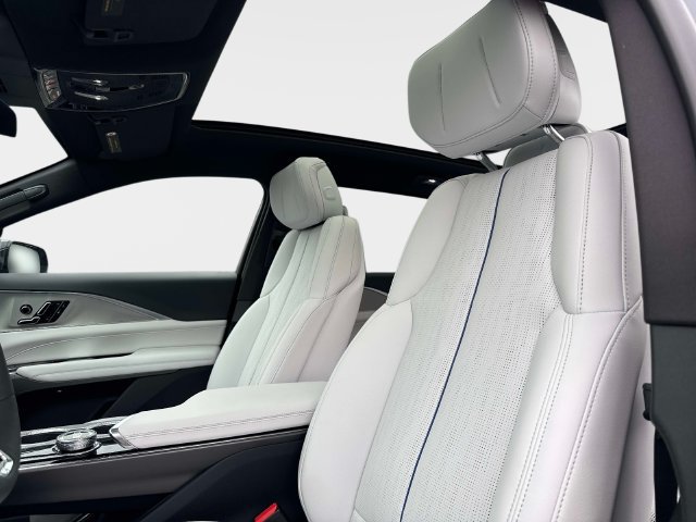 New 2027 Cadillac Lyriq Luxury w/ LPO, Floor Liner Package AWD/4WD image 18