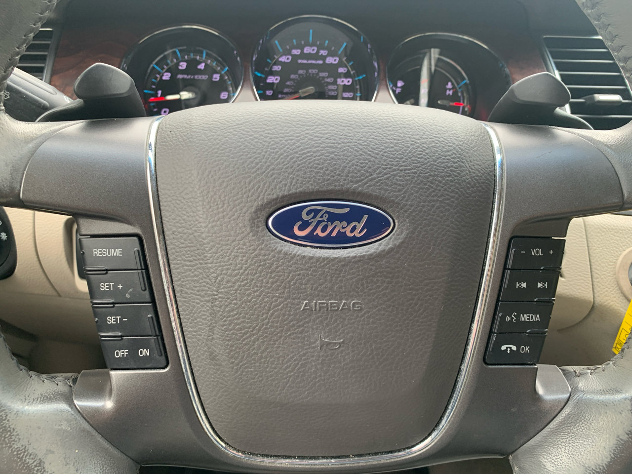 Used 2010 Ford Taurus SEL image 16