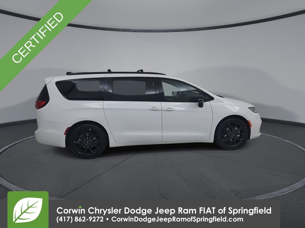 Certified 2025 Chrysler Pacifica Limited image 16