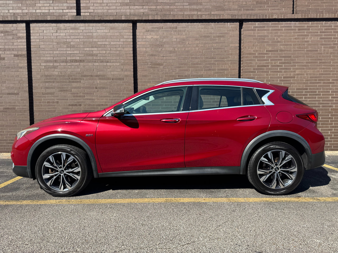 Used 2018 INFINITI QX30 Premium w/ Navigation Package image 2