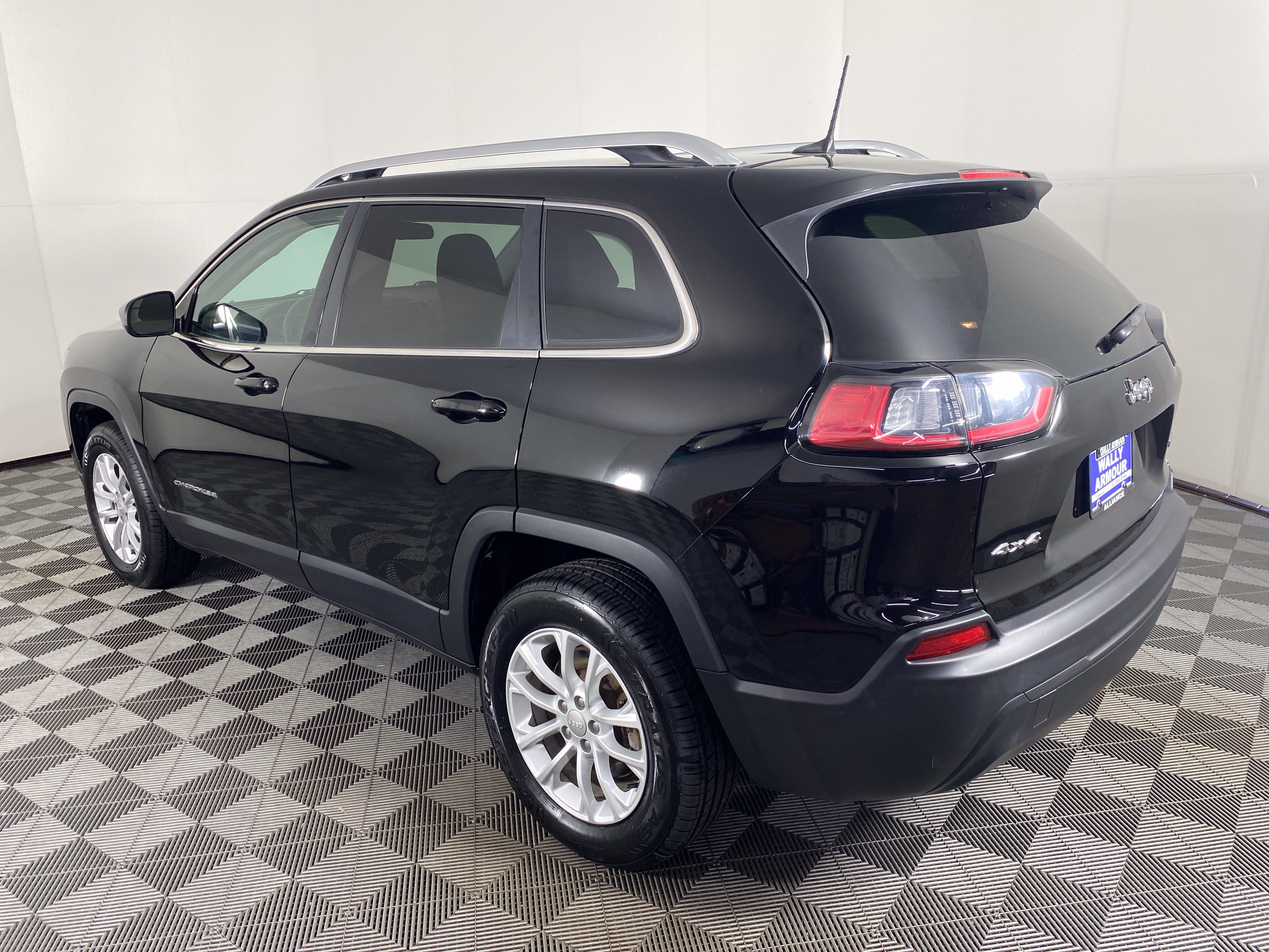 Used 2019 Jeep Cherokee Latitude w/ Popular Appearance Group AWD/4WD image 8