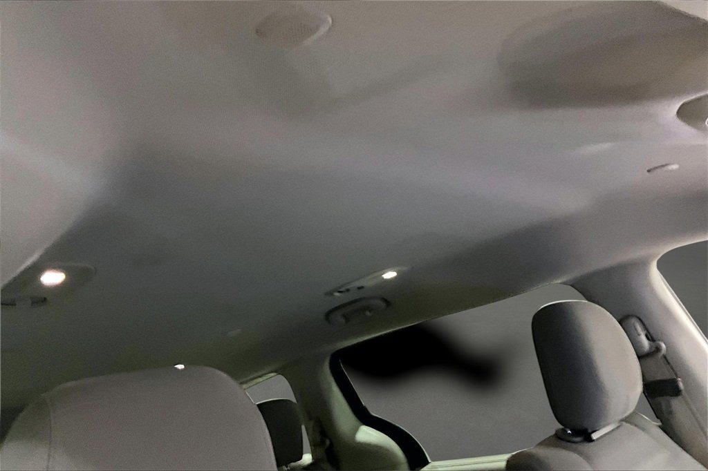 Used 2021 Chrysler Pacifica Touring image 27