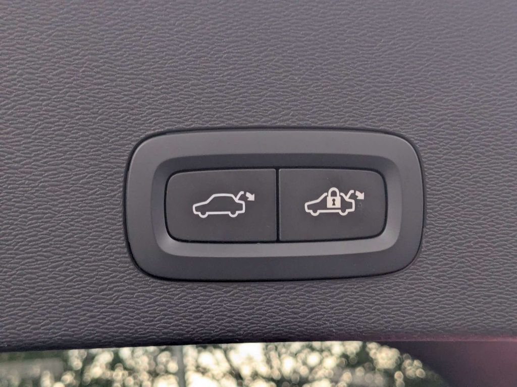 Certified 2024 Volvo C40 Recharge Core AWD/4WD image 18