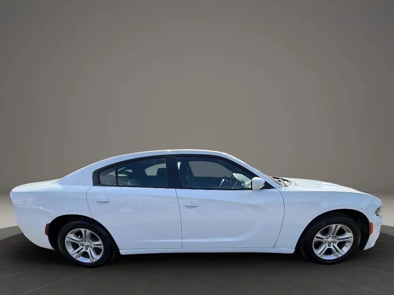 Used 2022 Dodge Charger SXT RWD image 4