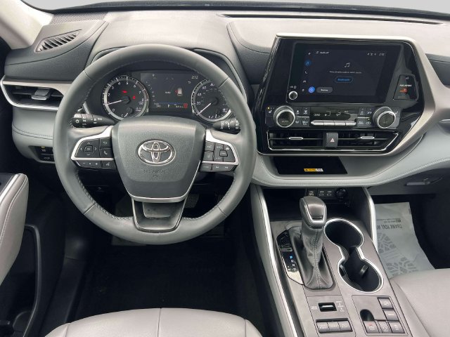 Used 2024 Toyota Highlander XLE AWD/4WD image 16