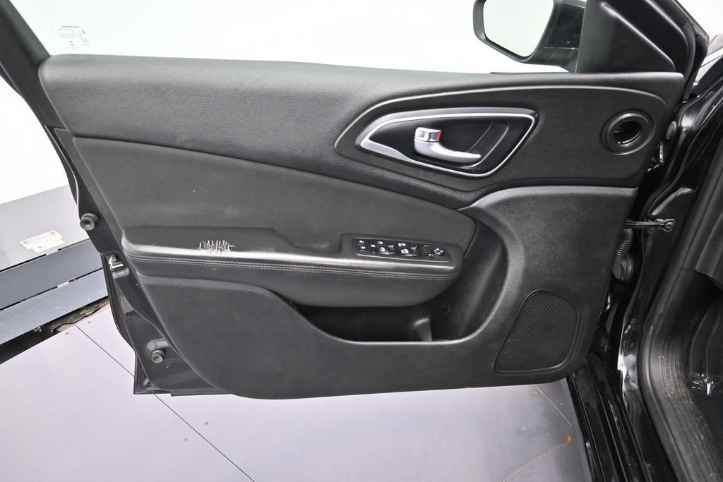 Used 2015 Chrysler 200 Limited FWD image 9