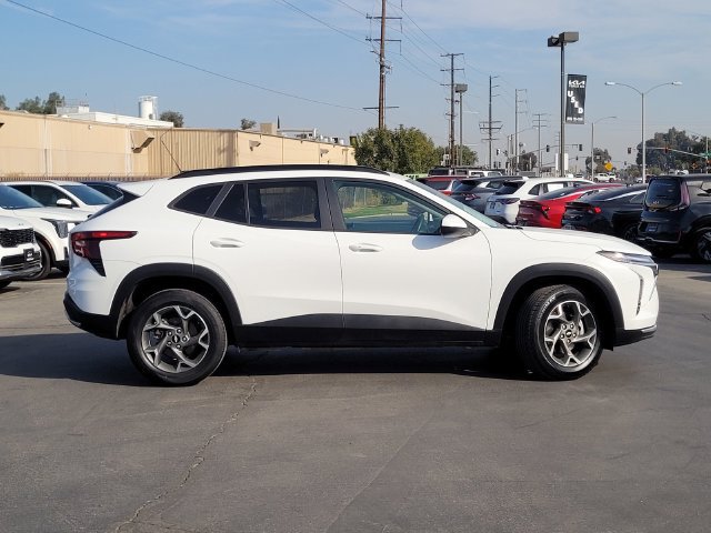 Used 2025 Chevrolet Trax LT w/ LT Convenience Package FWD image 4