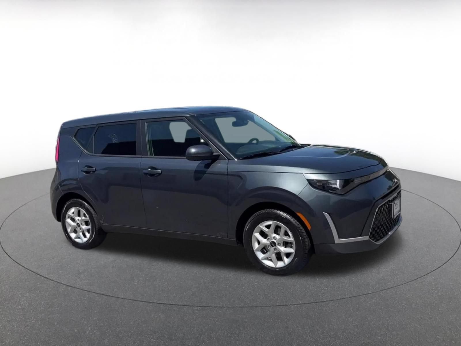 Used 2025 Kia Soul LX w/ LX Technology Package FWD image 2