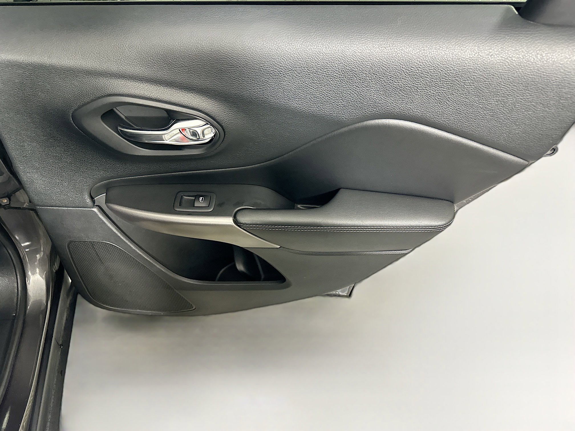 Used 2019 Jeep Cherokee Limited w/ Luxury Group AWD/4WD image 30